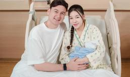 Thủ môn Đặng Văn Lâm và Yến Xuân đón con trai đầu lòng 