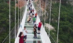 Gần 1 triệu người đổ về thị xã có cầu kính phá kỷ lục dài nhất thế giới của Việt Nam: Tiêu 1.200 tỷ trong 2 tháng