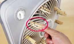 Tôi mới phát hiện ra, đặt một chiếc kẹp gỗ lên quạt điện sẽ giúp gió mát hơn và cũng đuổi được muỗi