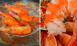 Luộc tôm đừng chỉ cho nước, thả lá này vào tôm lên màu cực đẹp, thịt chắc ngọt thơm ngon