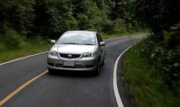 Khi lái xe ô tô xuống dốc, nên dùng phanh hay số?