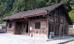 Ngôi nhà làm bằng loại gỗ siêu quý hiếm có giá lên đến 3.000 tỷ đồng, gia chủ thuộc diện hộ nghèo vẫn quyết không bán