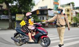 Từ nay: Chở trẻ em ngồi trước khi đi xe máy có thể bị phạt rất nặng lên tới 14 triệu đồng, đúng không?
