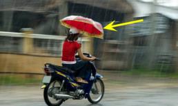 Quy định chính thức từ năm 2025: Đi xe máy cầm ô dù có thể bị CSGT phạt tới 14 triệu đồng, đúng không?