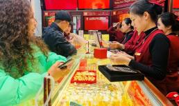 Giá vàng hôm nay vượt 122 triệu đồng/lượng, liệu có nên mua vào?