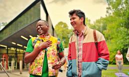 Tôi chợt nhận ra một điều khi xem xong 'Sex Education': Muốn con tự tin, cha mẹ đừng nói 'con phải...', mà hãy nói 'câu thần chú' đơn giản này