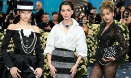 Thảm đỏ Met Gala 2025: Lisa bị chê già dù hở bạo, Jennie và Rosé (BlackPink) sang trọng, Anne Hathaway thanh lịch ghi điểm