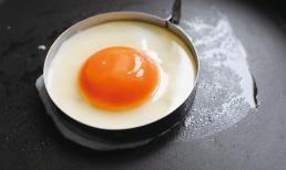Khi tráng trứng, hoá ra phải 'thêm một vài thứ' như thế này! Hèn gì trứng rán ở quán thơm mềm và ngon! 