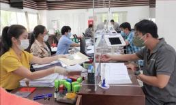 Khi sắp xếp bộ máy hành chính, cán bộ xã không có bằng chính quy có bị tinh giản biên chế?
