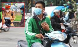 Theo luật mới nhất, đi xe máy bằng một tay có bị CSGT xử phạt hay không?