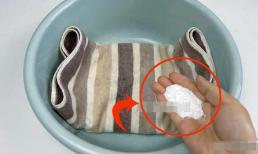 Khăn tắm bị ố vàng và cứng sau thời gian dài sử dụng? Thêm một ít thứ này vào nước và chiếc khăn cũ của bạn sẽ trông như mới trở lại