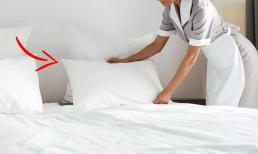 Hóa ra việc đặt 2 gối trên giường đơn khách sạn không hề ngẫu nhiên mà lại ẩn chứa lý do đặc biệt