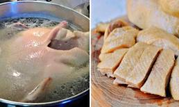 Tránh ngay những sai lầm 'chết người' khi luộc vịt khiến thịt bị hôi, dai hoặc bở