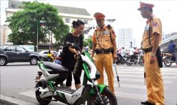 Năm 2025, người chạy xe đạp điện không được thực hiện những hành vi nào?