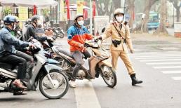 Lỡ đi quá vạch dừng đèn đỏ rồi lùi lại, người đi xe máy có thể bị phạt đến 6 triệu đồng, đúng không?