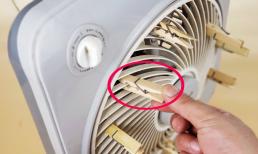 Mùa hè không nên bật điều hòa suốt ngày. Hãy kẹp một chiếc kẹp gỗ vào quạt điện, cả nhà sẽ mát mà còn đuổi được muỗi