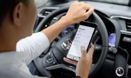 Năm 2025, mức xử phạt đối với tài xế taxi vừa lái xe vừa lướt điện thoại di động là bao nhiêu?