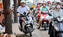 Đi xe máy trên vỉa hè sẽ bị phạt đến 6 triệu đồng theo quy định mới, một trường hợp ngoại lệ duy nhất, đó là?