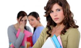 Đồng nghiệp nói xấu sau lưng bạn? Hãy dùng 3 cách tinh tế này để phản công và khiến họ phải xấu hổ ngay lập tức