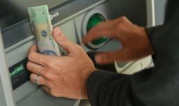 Ngân hàng điều chỉnh hạn mức rút tiền qua thẻ ATM: Số tiền tối đa người dân được rút một ngày là bao nhiêu?