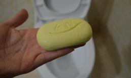 Việc cho một cục xà phòng vào bồn cầu có tác dụng rất lớn, giải quyết được một vấn đề lớn cho mọi gia đình!