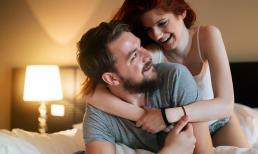 Sau khi tắt đèn vào ban đêm, nếu một người phụ nữ làm 3 điều sau đây, điều đó có nghĩa là cô ấy yêu bạn sâu sắc 