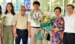 'Gia đình siêu trí thức' tại Hà Nội: Bố là Phó Giám đốc bệnh viện lớn, con đoạt Huy chương Vàng, cả họ toàn Thạc sĩ trở lên