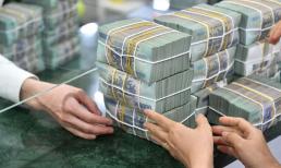 Tiền gửi dân cư đạt kỷ lục 7,7 triệu tỷ đồng: Lý do gì khiến người dân đổ xô gửi tiền ngân hàng dù vàng và bất động sản đang rất sôi động?