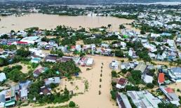 Lũ lụt miền Trung: Giao thông tê liệt, ít nhất 50 người chết và mất tích