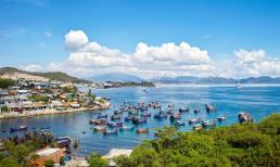 Khung cảnh đẹp như trong phim của một làng chài ven biển Khánh Hòa, chợ làng la liệt tôm cá, chỉ cách Nha Trang khoảng 60km, ai đến cũng bị 'hút hồn'