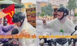 Cụ ông bán vé số bị khuyết tật 'cõng' mì ủng hộ đồng bào vùng lũ lụt, nói 1 câu làm cả đội thiện nguyện xúc động