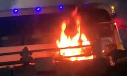 Hà Nội: Ô tô khách mất lái tông vào xe máy trên cầu Thanh Trì khiến 2 người tử vong