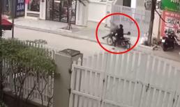 Người đàn ông bị xe máy tông văng lên vỉa hè, còn bị 2 người lao vào đánh tới tấp: Đoạn clip hơn 1 phút gây phẫn nộ