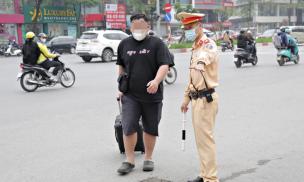 Người đi bộ cũng bị công an xử phạt nếu vi phạm những điều sau