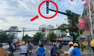 Trường hợp người dân lái xe qua đoạn đường có đèn tín hiệu 'đang xanh bỗng dưng chuyển sang đỏ' thì có bị xử phạt không?