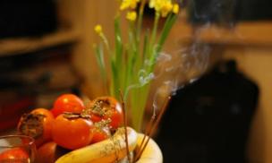 Ngày Rằm 15 tháng 9 âm lịch Ất Tỵ 2025, thắp hương vào khung giờ nào đẹp?