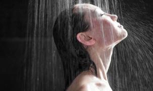 Tắm trong bóng tối trở thành xu hướng mới hỗ trợ ngủ sâu, giúp não bộ thư giãn