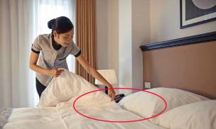 Sau khi nhận phòng khách sạn, nếu thấy trên giường có vật này thì nên thương lượng với lễ tân để trả phòng ngay