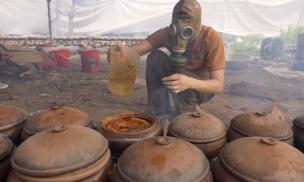 Bí ẩn đằng sau về chiếc mặt nạ phòng độc dùng để kho cá tại làng Vũ Đại ngày Tết