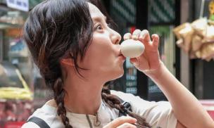 Bắt gặp minh tinh Hàn Quốc thích thú thưởng thức trứng vịt lộn, thịt nướng trên đường phố Việt Nam