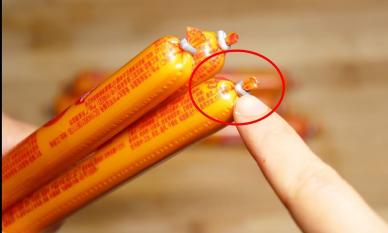 Chiếc vòng nhôm xúc xích có một 'cơ chế nhỏ' có thể bóc ra hoàn toàn chỉ bằng một cú chạm nhẹ. Rất tiện dụng