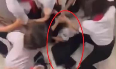 Vụ nữ sinh bị đánh dã man trong nhà vệ sinh: Nhà trường tổ chức 3 cuộc họp, lời xin lỗi và hình thức kỷ luật nghiêm khắc