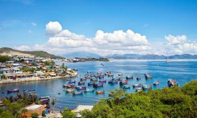 Khung cảnh đẹp như trong phim của một làng chài ven biển Khánh Hòa, chợ làng la liệt tôm cá, chỉ cách Nha Trang khoảng 60km, ai đến cũng bị 'hút hồn'