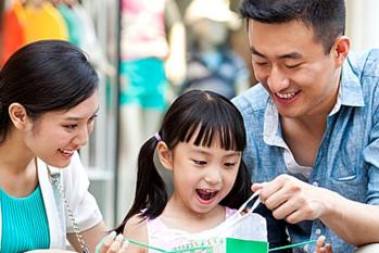 Nghề của bố hay nghề của mẹ ảnh hưởng đến con nhiều hơn? Câu trả lời bất ngờ, mức lương không phải yếu tố quyết định