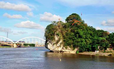 Ngọn núi chỉ cao 25m là di tích Quốc gia đặc biệt, lưu giữ kho tàng thơ văn khắc trên đá đồ sộ bậc nhất cả nước