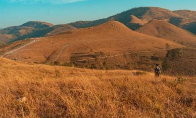 Cách Hà Nội 135km có một đồi cỏ cháy đẹp như trong tranh, được ví như 'Đà Lạt thu nhỏ' cho những người yêu thiên nhiên