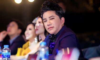 Ca sĩ Quang Toàn lịch lãm và quyền lực trên ghế giám khảo tại Thái Lan