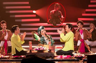 Lệ Quyên đưa mẹ ruột 80 tuổi lên sân khấu biểu diễn nhưng quyết giấu kín mặt và đây là lí do