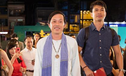 Hoài Linh mặc bà ba, đi dép lào vào tận hậu trường 'tiếp sức' cho Lệ Quyên