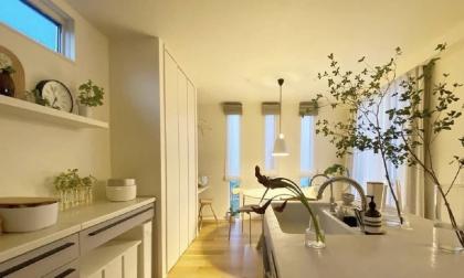 Ngôi nhà được thiết kế theo phong cách Nhật Bản tối giản, với sự hỗ trợ của khả năng lưu trữ siêu việt giúp ngôi nhà 'đẹp không tì vết'